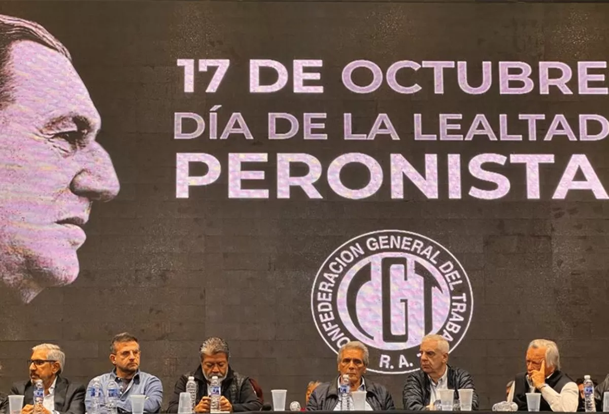 EN BUENOS AIRES. El diputado nacional tucumano Carlos Cisneros /tercero desde la izquierda) fue parte del acto de la CGT.