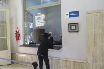 Amenazó con un cuchillo a su vecino y le destrozó su vehículo