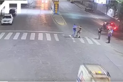 Suspenden a una empleda pública que manejaba ebria y agredió a los agentes de tránsito