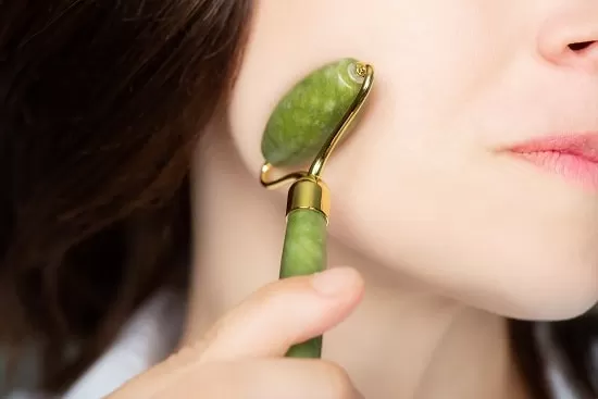 ACCESORIOS. Se usan también los rodillos de jade y las piedras gua sha. 