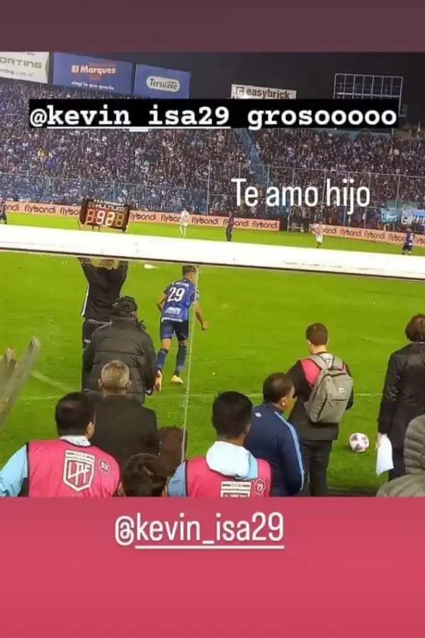 Una madre orgullosa de su hijo Kevin Isa Luna.