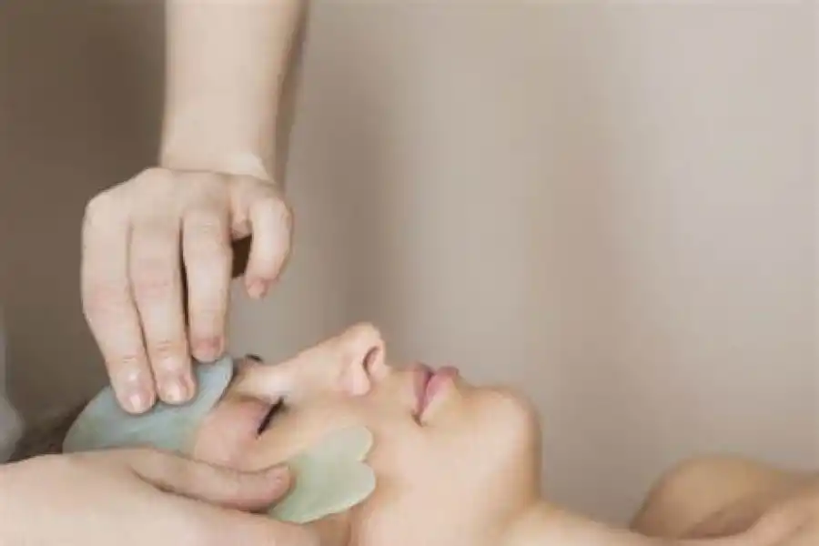 MOVIMIENTOS. Siempre son hacia arriba y con una presión moderada. 