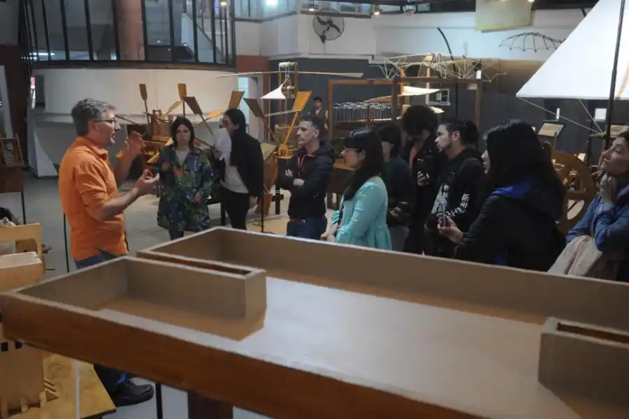 BARCO A PALA. La propulsión fue una preocupación del inventor. 