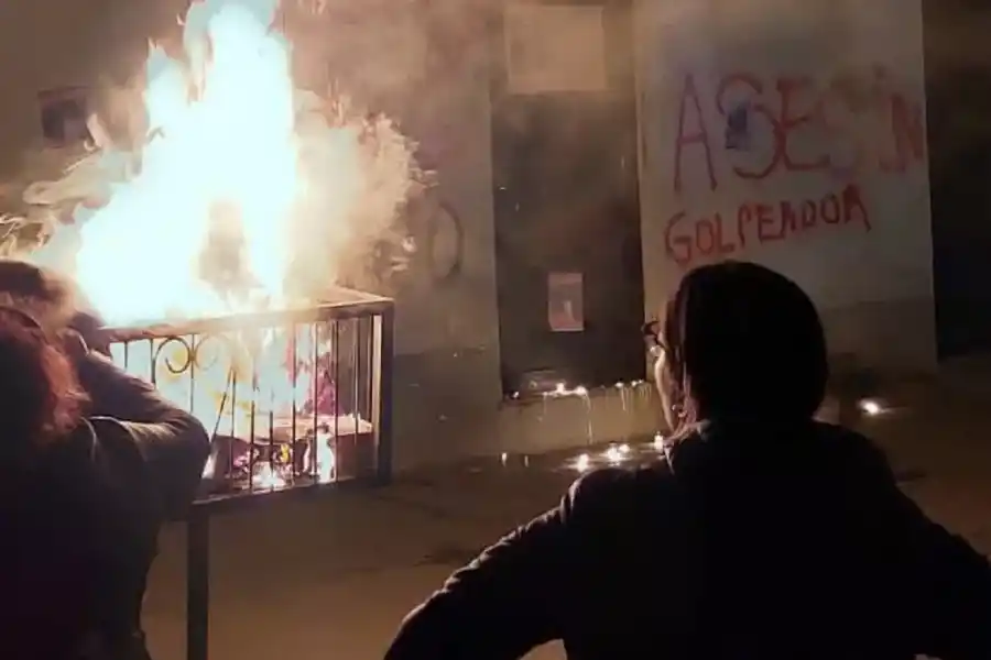 MOMENTOS DE TENSIÓN. Los allegados a la joven fallecida marcharon anoche por las calles de Trancas. 