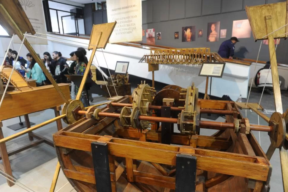 CAPACITACIÓN. Los guías de la exposición reciben instrucciones.