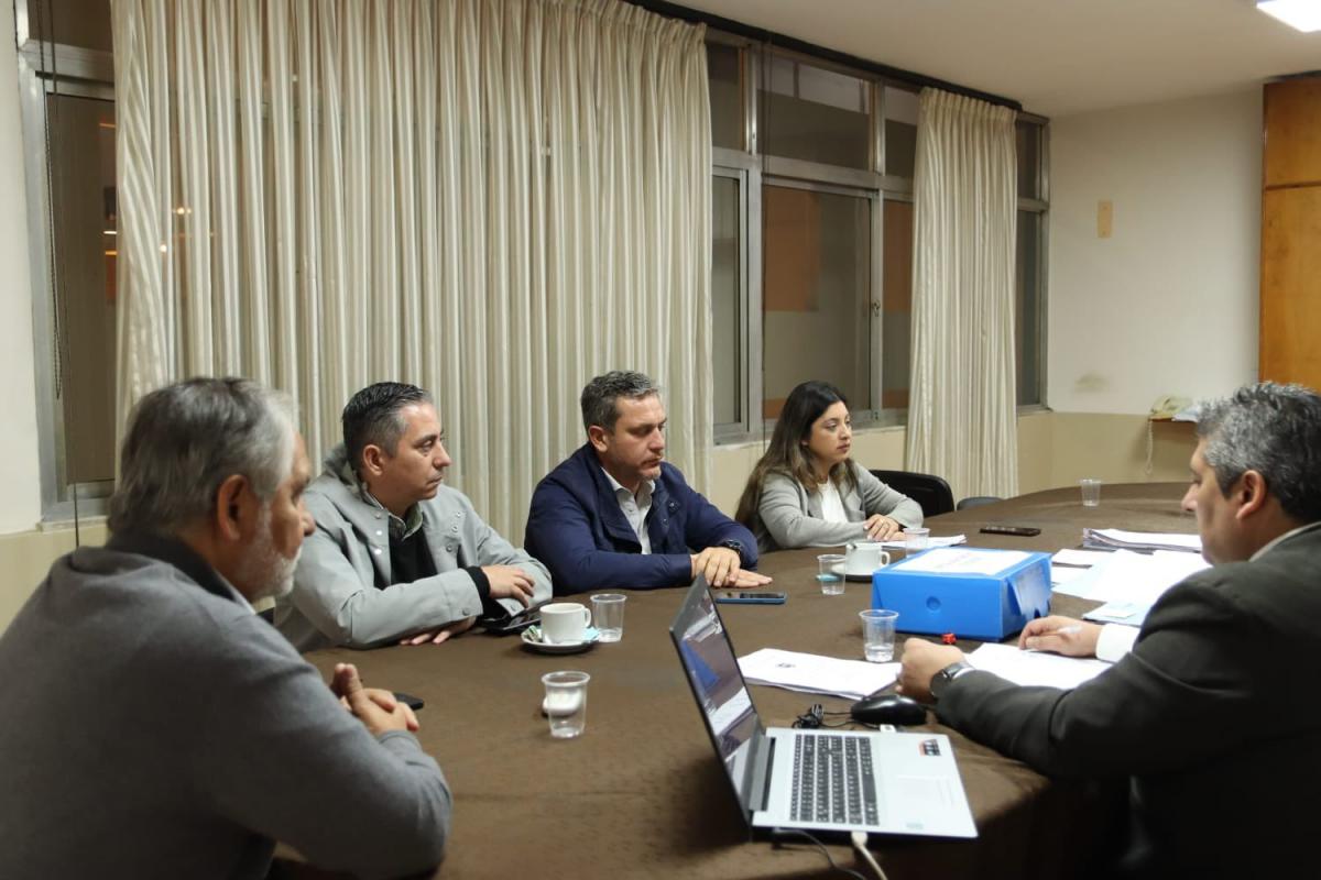 EN COMISIÓN. Los ediles peronistas Vargas Aignasse, Sara Assán y Mizrahi impulsaron la firma del dictamen del proyecto de boletín oficial municipal. 