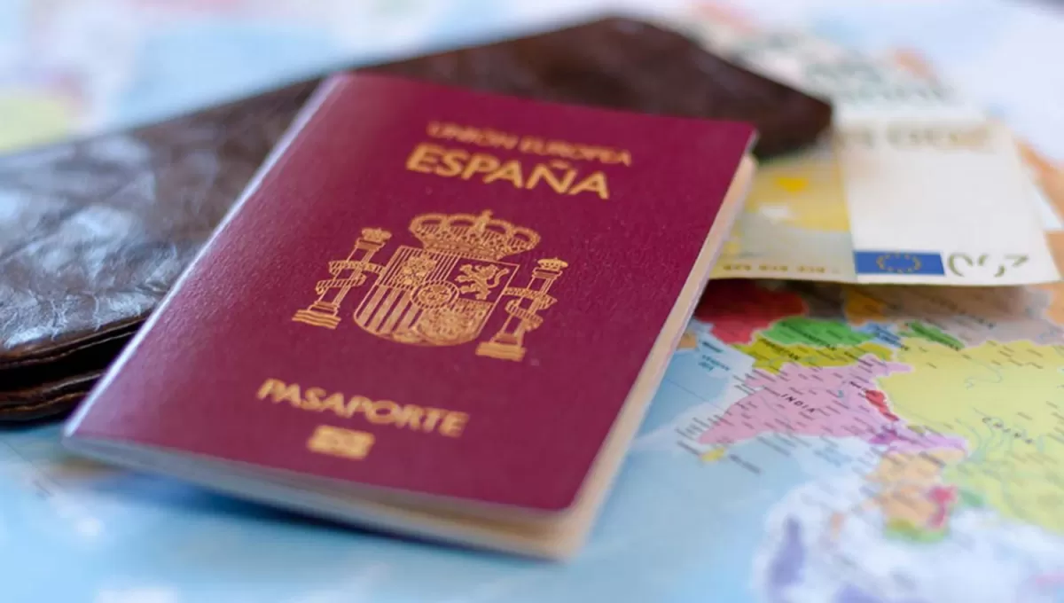 LA LLAVE DE SALIDA. El pasaporte español permite trabajar y residir de manera legal tanto en España como en buena parte de Europa.