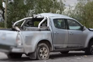 Volcó una camioneta que llevaba 16 estudiantes: murió una joven