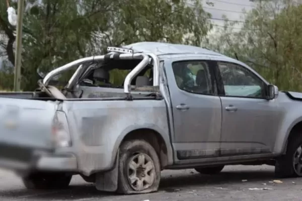 Volcó una camioneta que llevaba 16 estudiantes: murió una joven