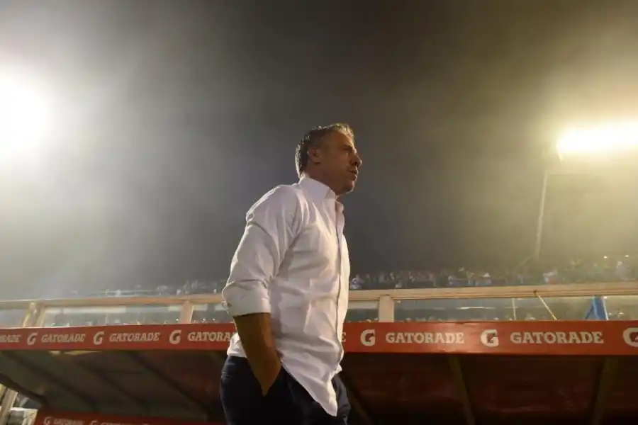 ¿SIGUE?. Luego del partido con Defensa, Lucas Pusineri deberá reunirse con los dirigentes para evaluar su futuro. Desde la “CD” le ofrecerán un año de contrato. 