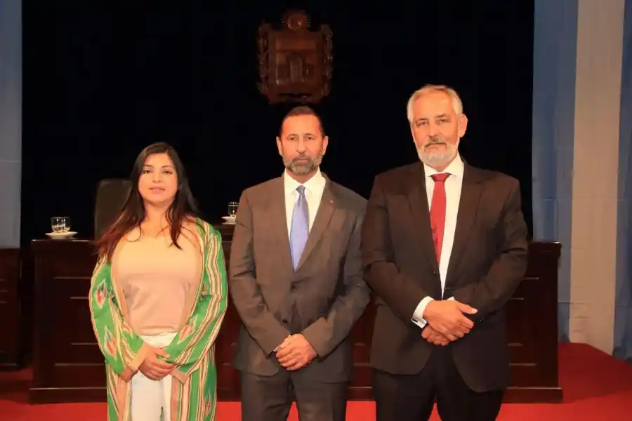 MESA DE AUTORIDADES DEL CONCEJO. Juri, junto a Assán y a Verón Guerra. 