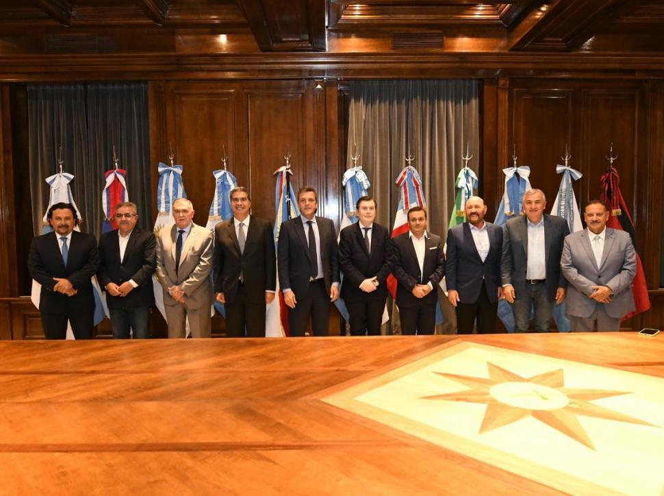 FOTO DE FAMILIA. Los gobernadores del Norte Grande posan junto con el ministro de Economía en la Casa de Gobierno santiagueña.  