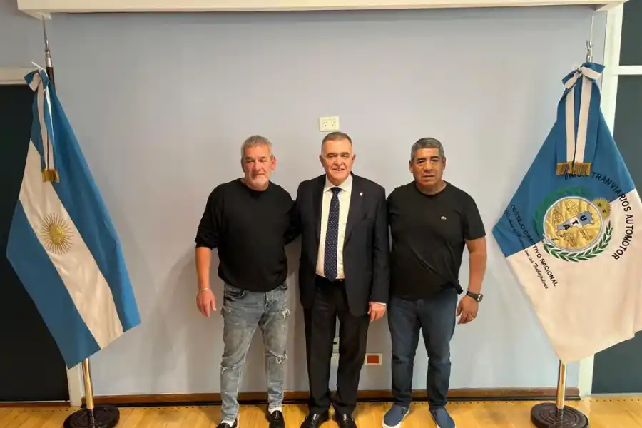 EN BUENOS AIRES. Jaldo, con los representantes sindicales de UTA. Foto de Prensa Gobernación