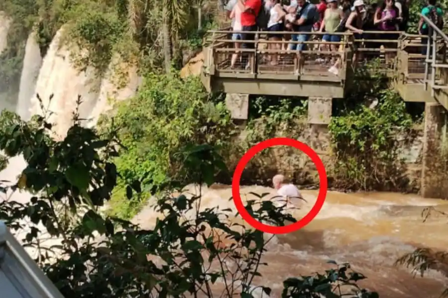 El turistas canadiense segundos después de su caída al agua 