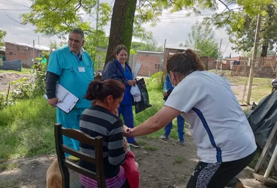 En Las Talitas vacunan en plazas y escuelas