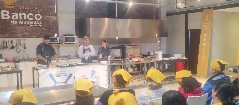 EN EL AULA. El chef Pablo Massey explica sus trucos a los alumnos. la gaceta / fotos de franco vera