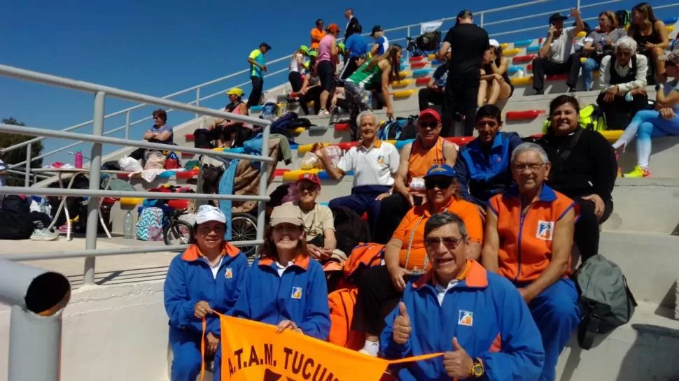 GRUPO. Los atletas tucumanos, también disfrutaron desde las tribunas en San Luis. 