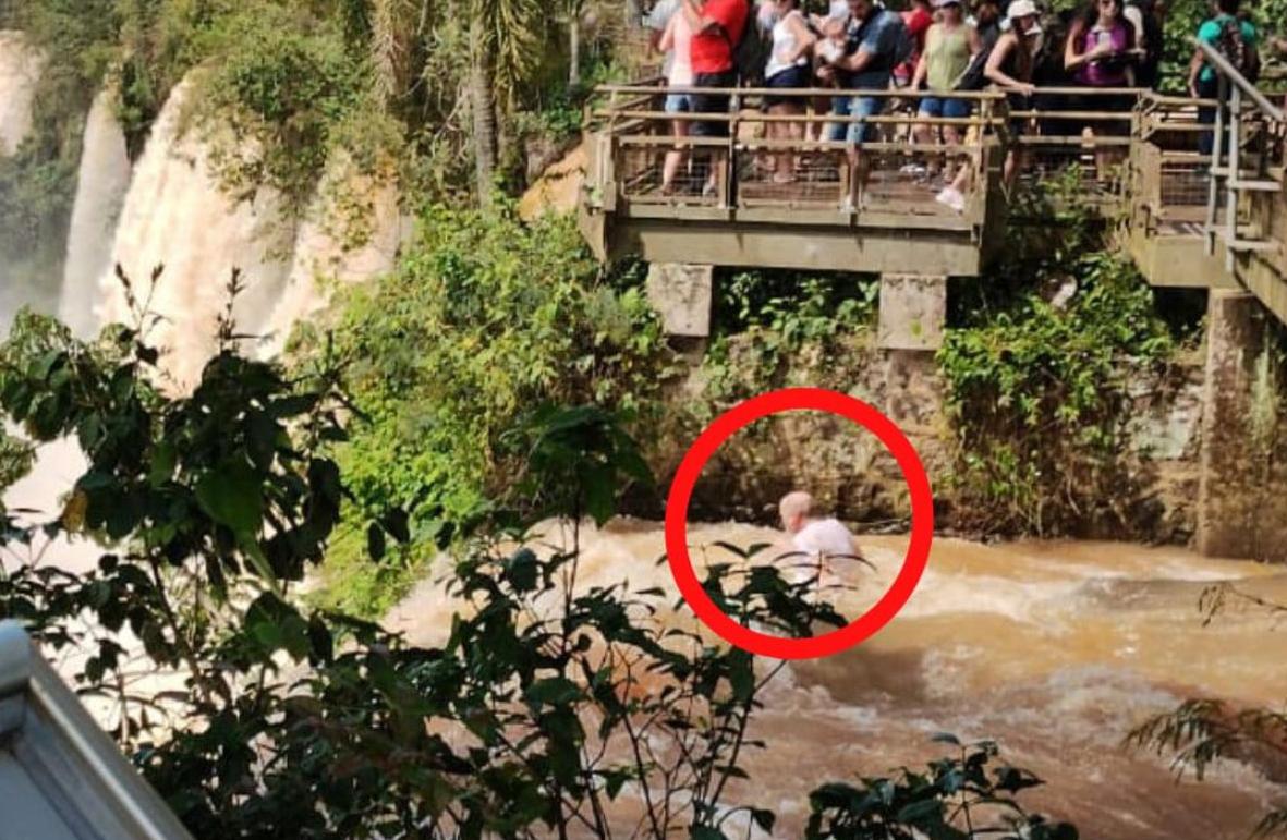 El turistas canadiense segundos después de su caída al agua 