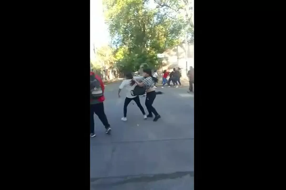 Un grupo de madres, a las piñas en la puerta de un colegio