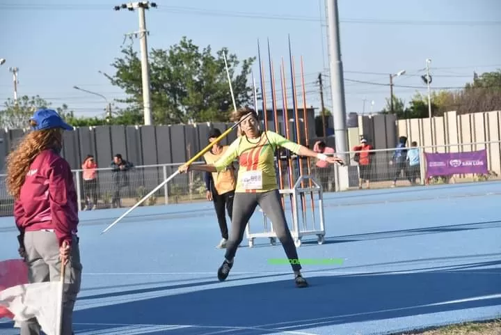 GRAN ESFUERZO. Susana Alú se destacó en lanzamientos y en salto en largo. Gentileza fotos de Asociación de Atletas Veteranos del Hipódromo de Tucumán