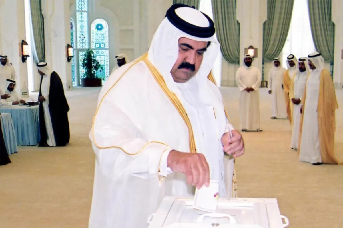 REFERENDO DE 2003. El ex emir Hamad vota su Constitución.