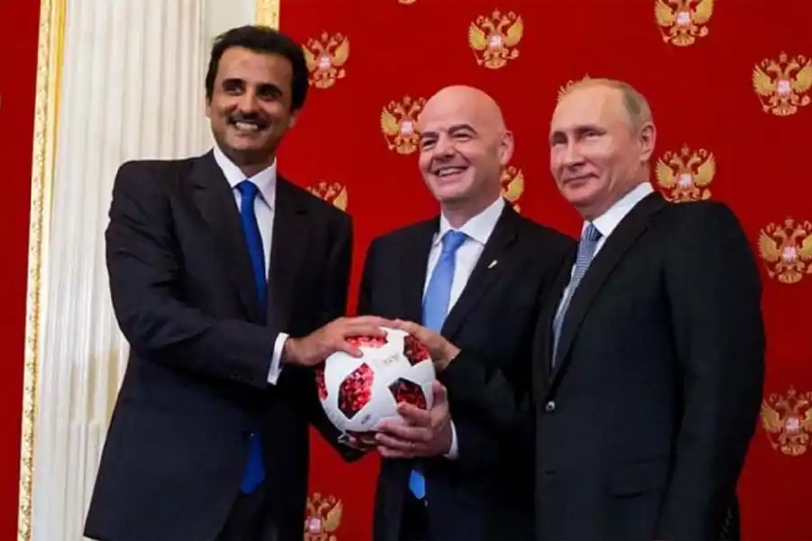 JUNTOS POR EL MUNDIAL. El autócrata ruso Vladimir Putin pasa el testigo en 2018 al emir catarí Tamin Al Thani en presencia de Gianni Infantino (FIFA).