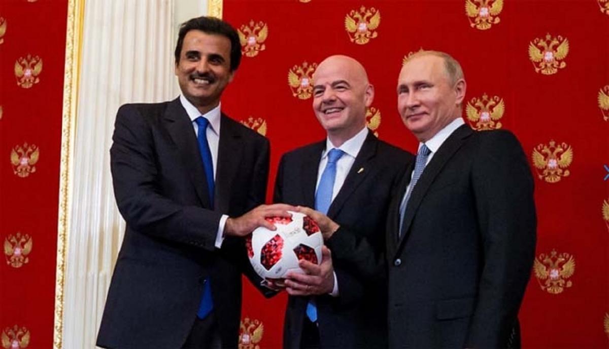 JUNTOS POR EL MUNDIAL. El autócrata ruso Vladimir Putin pasa el testigo en 2018 al emir catarí Tamin Al Thani en presencia de Gianni Infantino (FIFA).