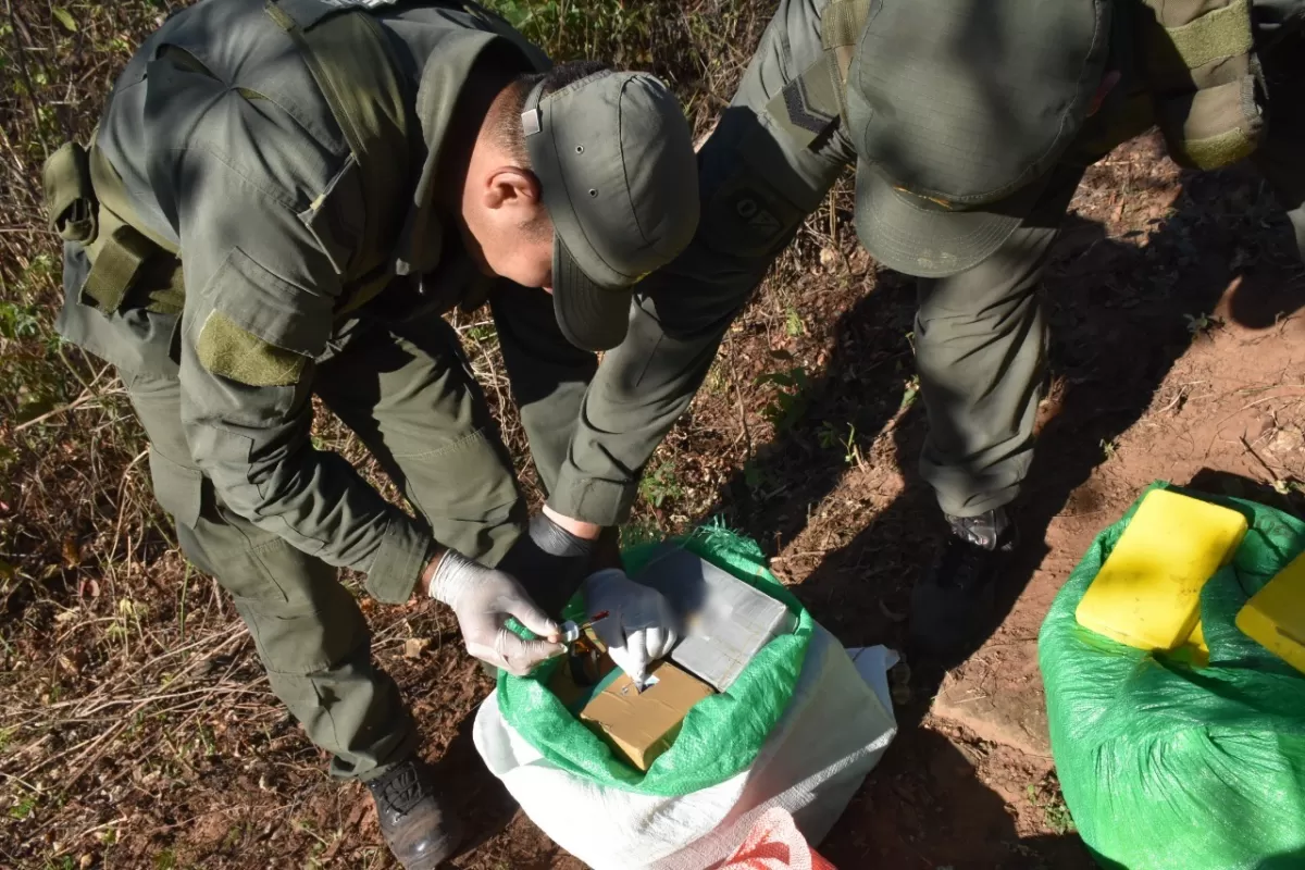 DROGA.- Momento en el que los oficiales abren los bultos. 