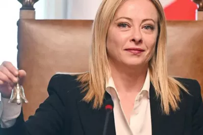 Italia: la premier Meloni debutó en el cargo con una reunión de gabinete y un encuentro con Macron