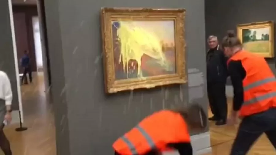 Alemania: activistas arrojaron puré de papas a un cuadro de Monet