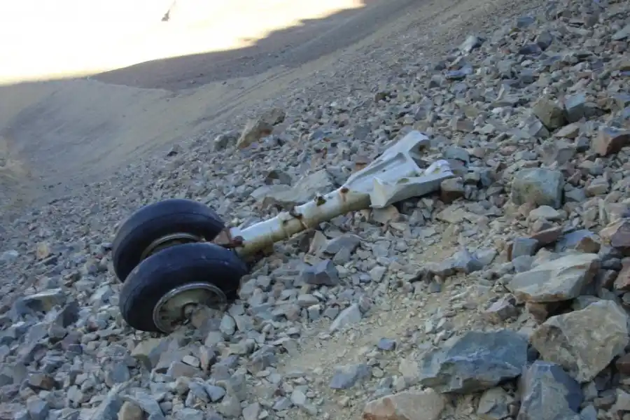RESTO. La rueda en el lugar donde se detuvo el fuselaje del Fairchild 571 después de chocar y deslizarse por la ladera credito