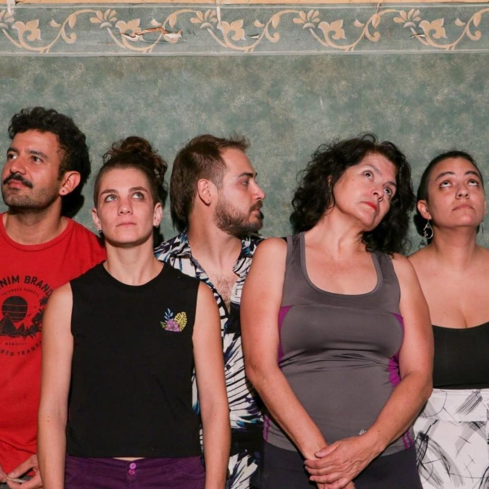 “CLOWNSTELACIONES”. Argiró, Haedo, Rolfo, Jiménez y Rojas Paz despliegan una estética de payasos. 
