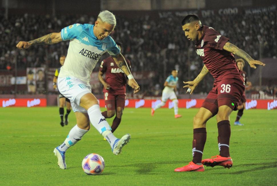 PELOTA AL PIE. Alan Varela le ofrece contención y buen juego a la mitad del cancha del “Xeneize”. twitter@racingclub