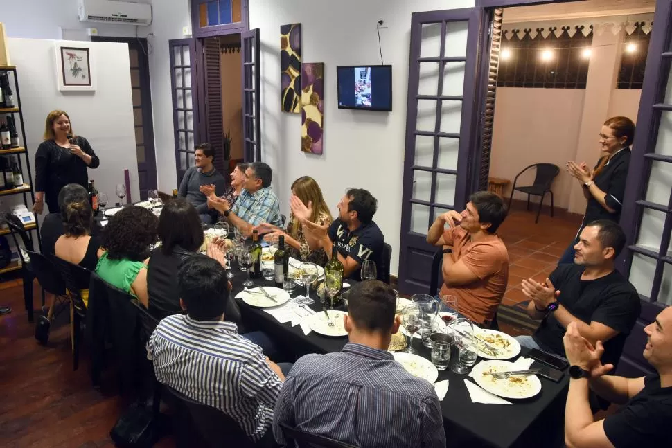 ENTRE TODOS. Las catas se realizan en su mayoría con grupos reducidos para crear un ambiente especial y para compartir sensaciones. 