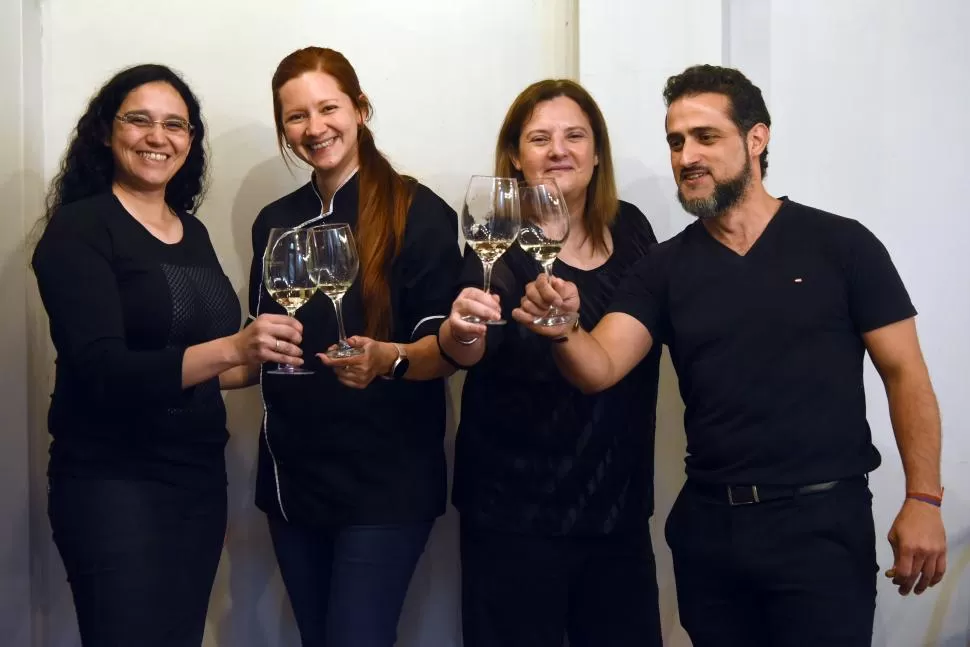 HAY EQUIPO. El team de Plan Vino (está en Las Heras 496) se encarga de que cada comensal viva una noche única.
