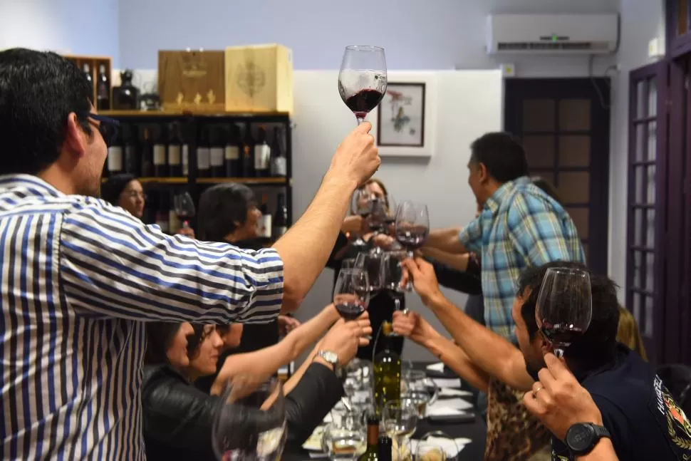 SALUD. La cata no se trata sólo de aprender sobre vino, sino también de compartir con otros. 