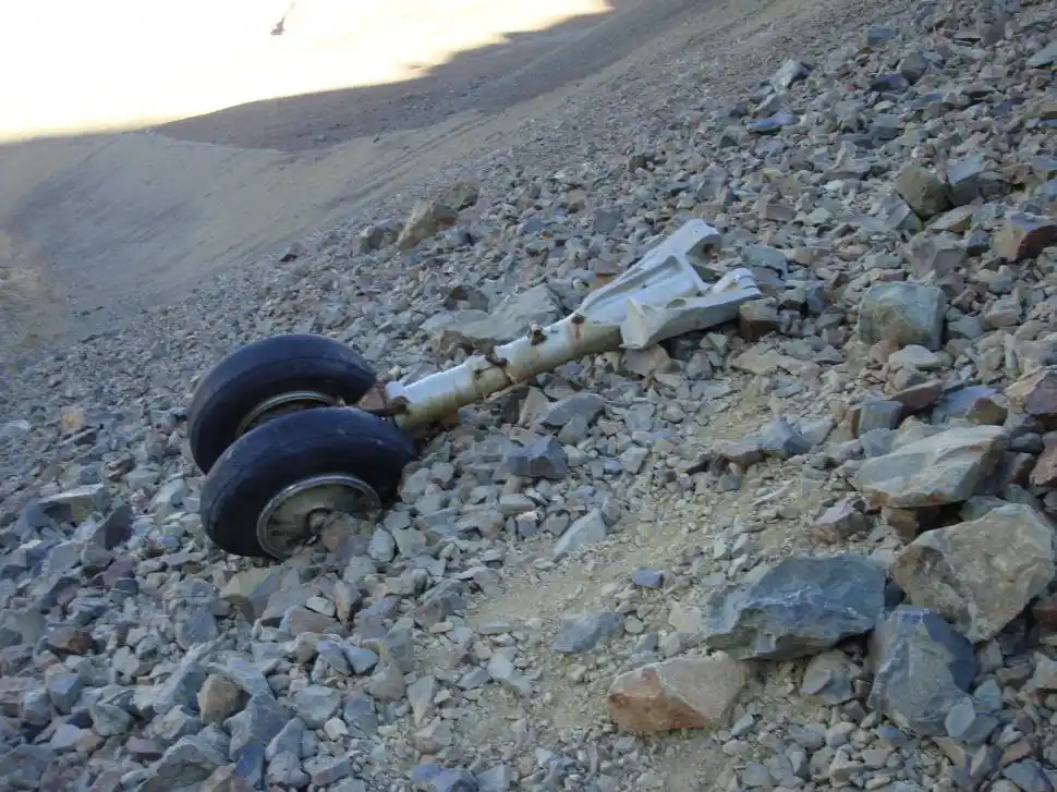 RESTO. La rueda en el lugar donde se detuvo el fuselaje del Fairchild 571 después de chocar y deslizarse por la ladera credito