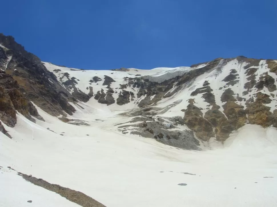 EL VALLE. La montaña monumental de roca, hielo y nieve, que separa Argentina de Chile, donde todo sucedió 