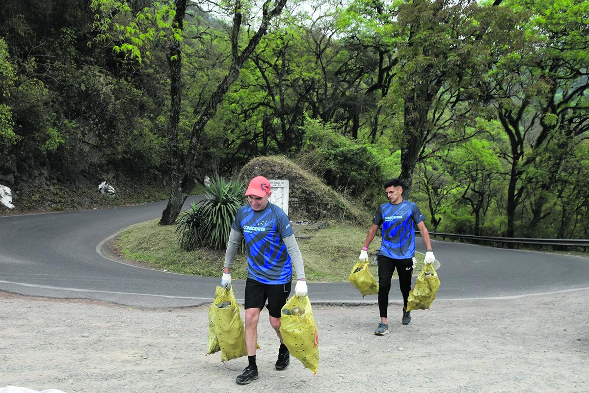 DE A POCO. En los lugares de más difícil acceso, los voluntarios tuvieron que llevar a mano los residuos hasta los puntos de separación.