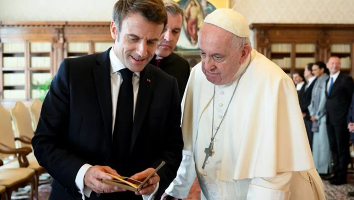 EN EL VATICANO. Macron y Francisco se reencontraron en el estudio oficial del Papa, en el Palacio Apostólico.