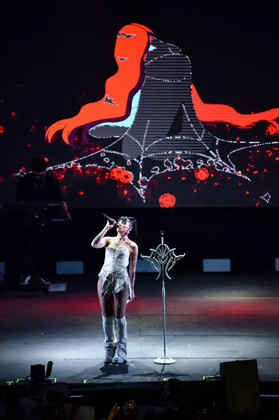 PROVOCATIVA. Cazzu causa sensación en el escenario y en las redes con su look.