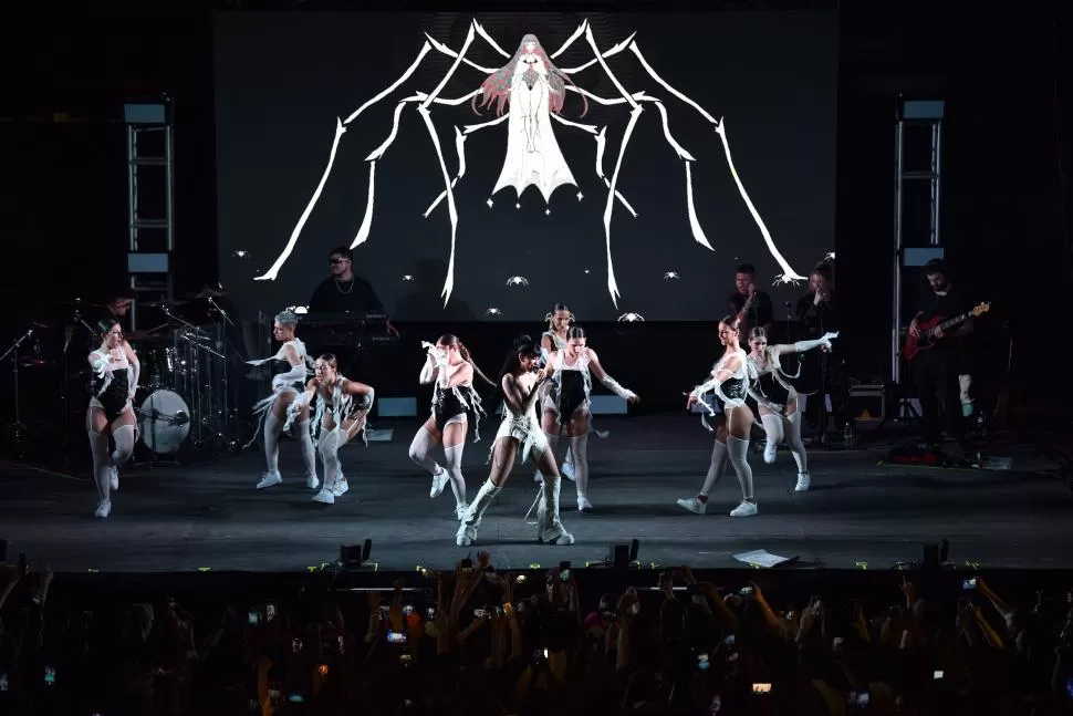 A PURO RITMO. Cazzu y sus bailarinas en un momento del show que mostró un amplio despliegue de danzas y de tecnología para apoyar la música. 