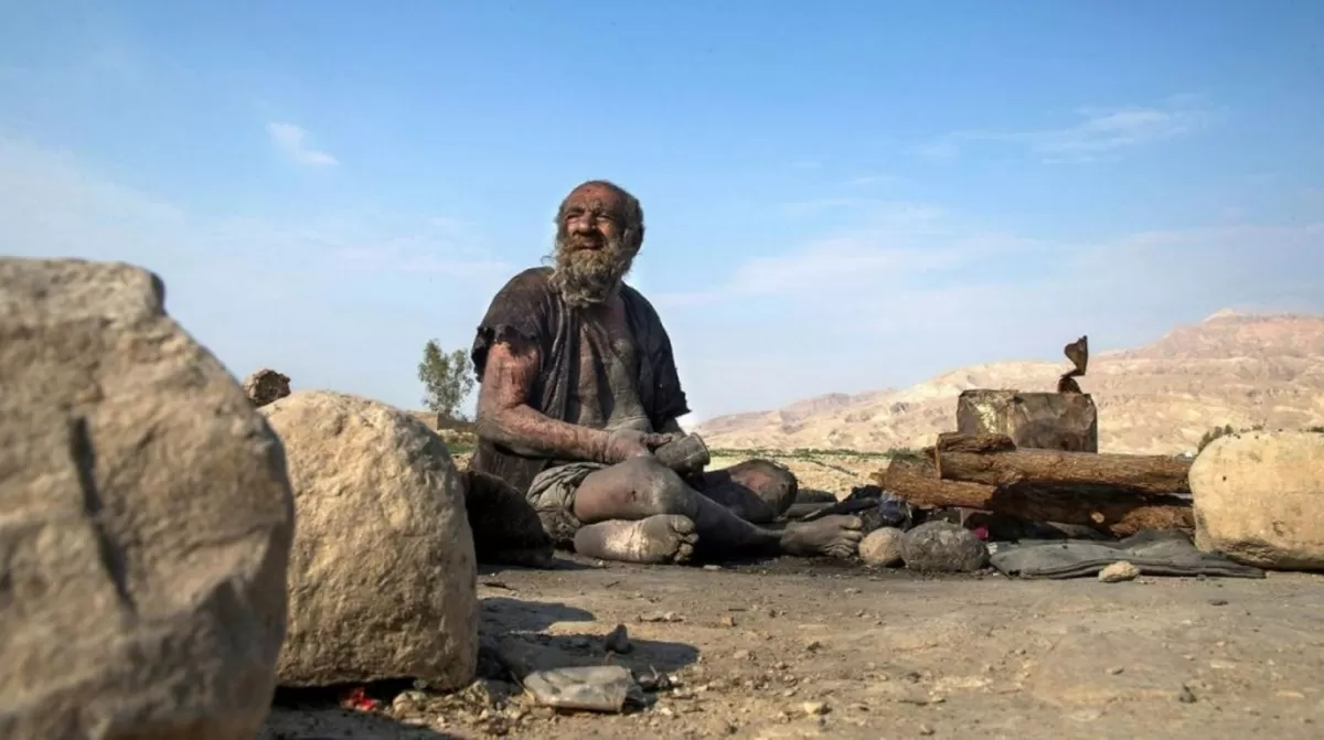 Murió el hombre más sucio del mundo: llevaba más de 60 años sin bañarse