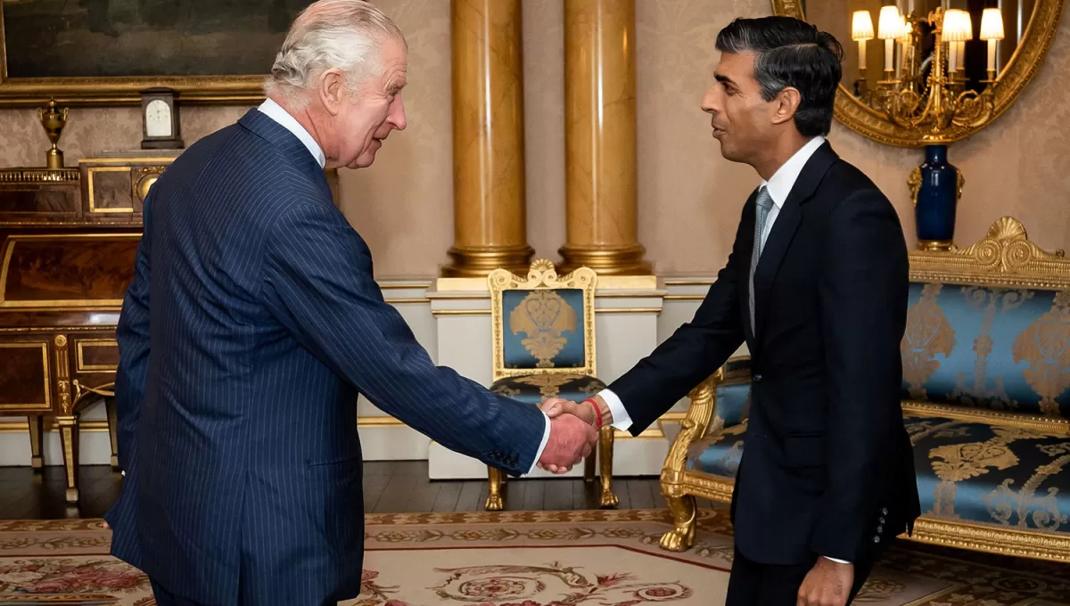 EN BUCKINGHAM. Rishi Sunak visitó al Rey Carlos en la ceremonia oficial de su asunción como primer ministro británico.