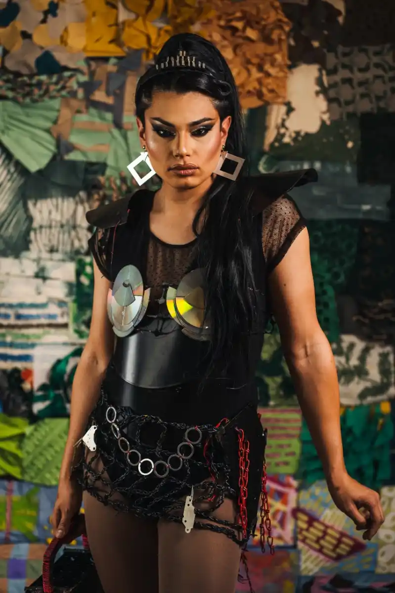 DRAG QUEENS. Ropa elaborada con residuos tecnológicos (como discos y piezas de computadoras). La producción corresponde a las alumnas Ro Seoane y Lucía Jorrat.