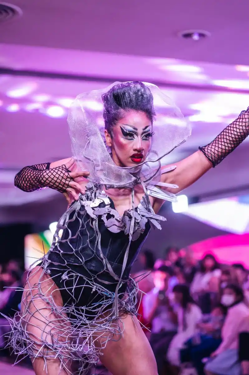 DRAG QUEENS. El vestuario emplea materiales donados por Nave Tierra (centro de reciclaje de chatarra electrónica). La creación corresponde a las alumnas Paula Levy y Lourdes Calliera.
