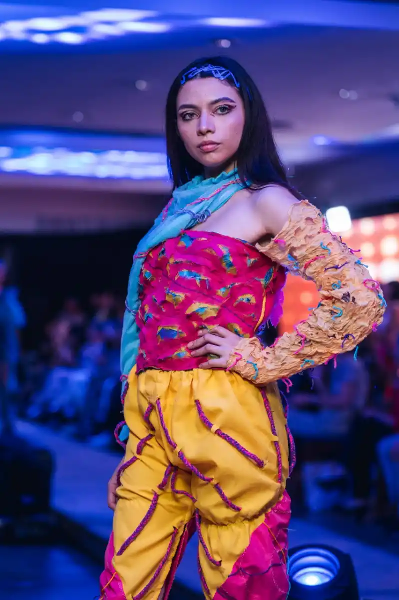 ENTORNO CIRCUNDANTE. Un atuendo creado por la estudiante Paula Aizama Soto.
