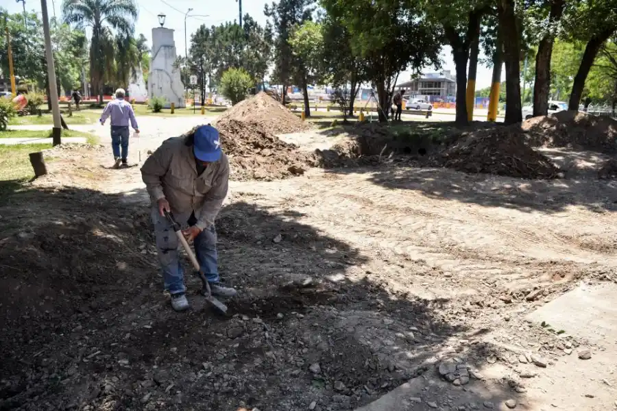 EN PLENA TAREA. Un operario trabaja la esquina del Camino del Perú y calle Fray Mamerto Esquiú. 