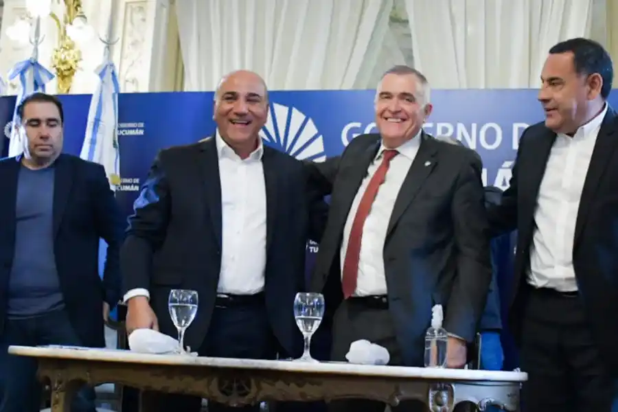 EN CASA DE GOBIERNO. Manzur y Jaldo, junto a Mansilla y a Regino Amado.