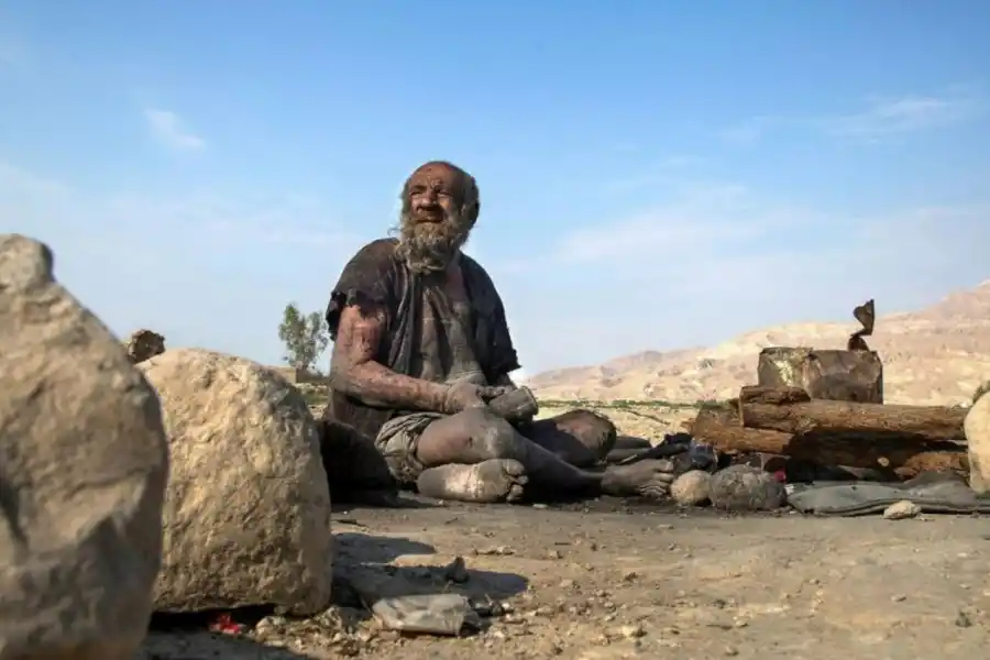 Murió el hombre más sucio del mundo: llevaba más de 60 años sin bañarse